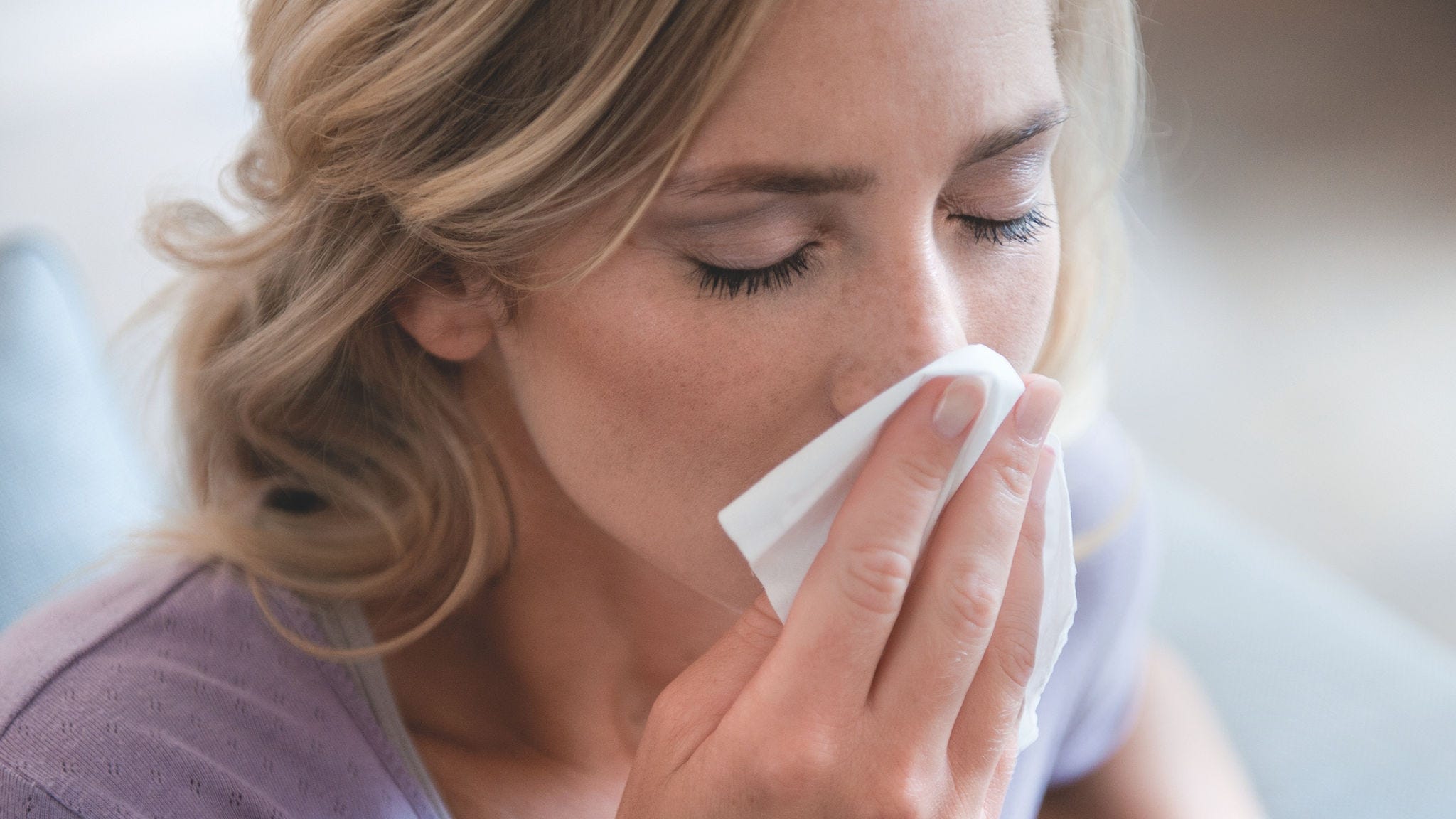 Жена си го дува носот поради алергија од полен