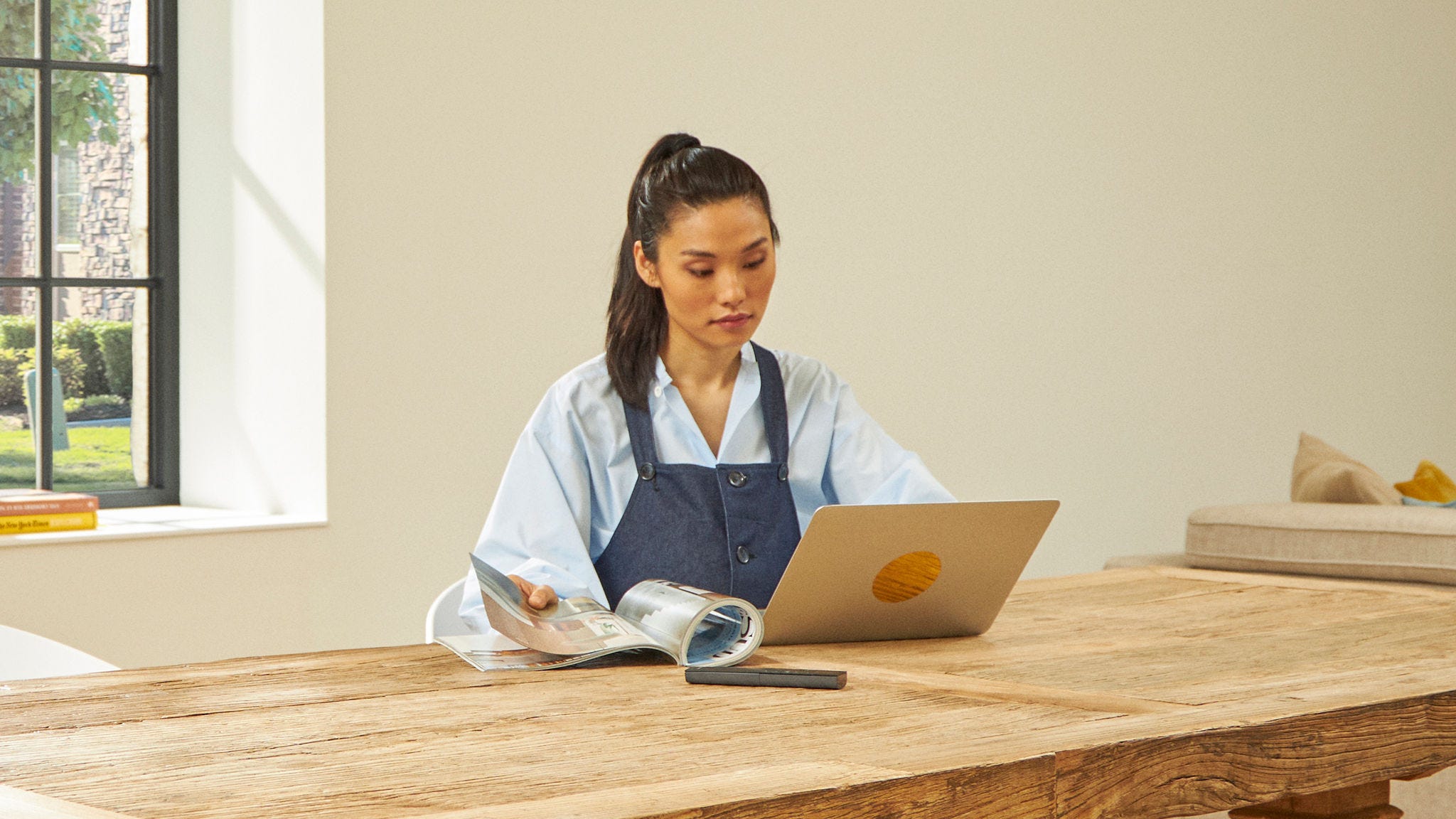 Жена со својот преносен компјутер