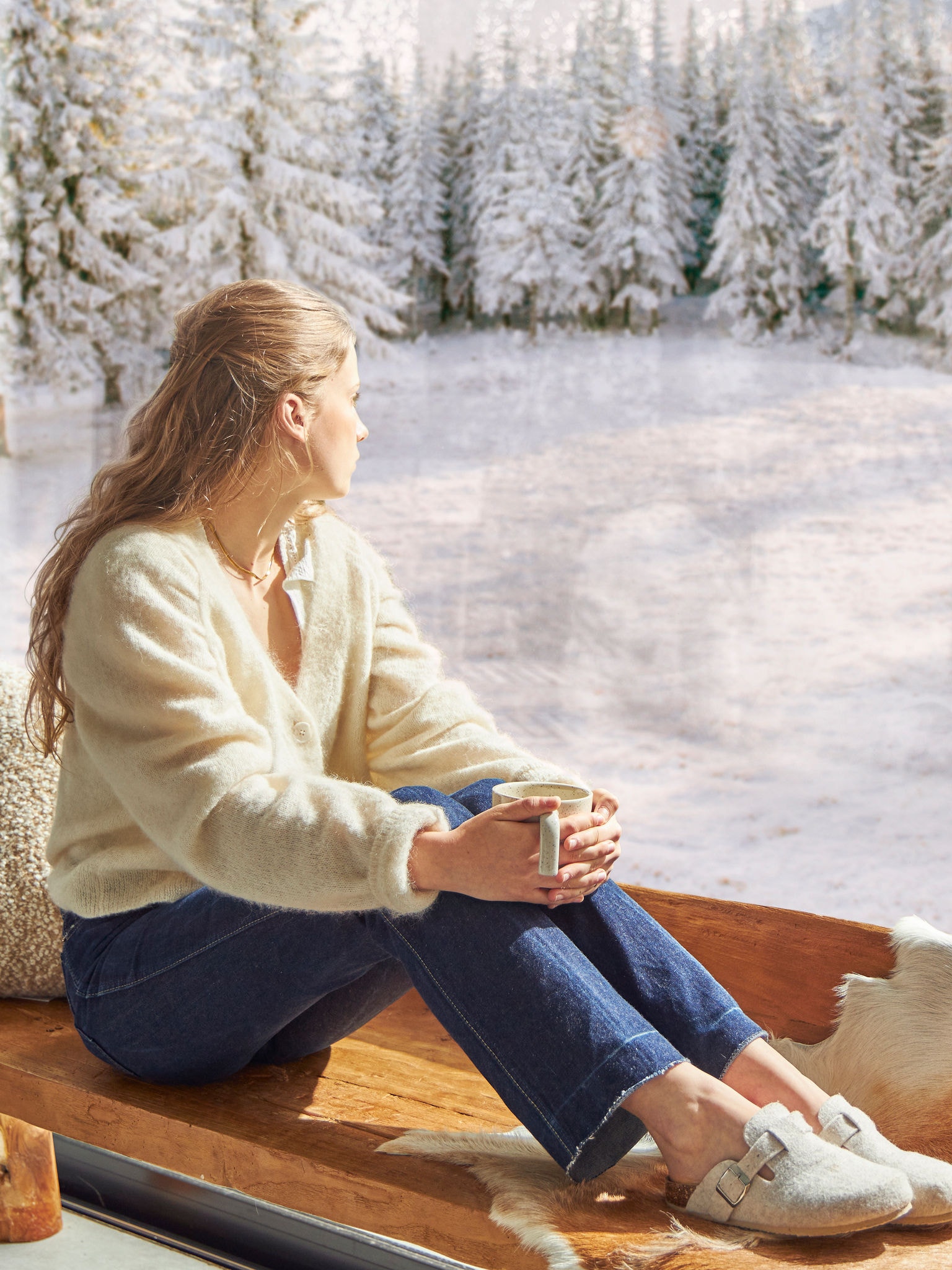 Девојка ужива во поглед со совршена температура, благодарение на Daikin