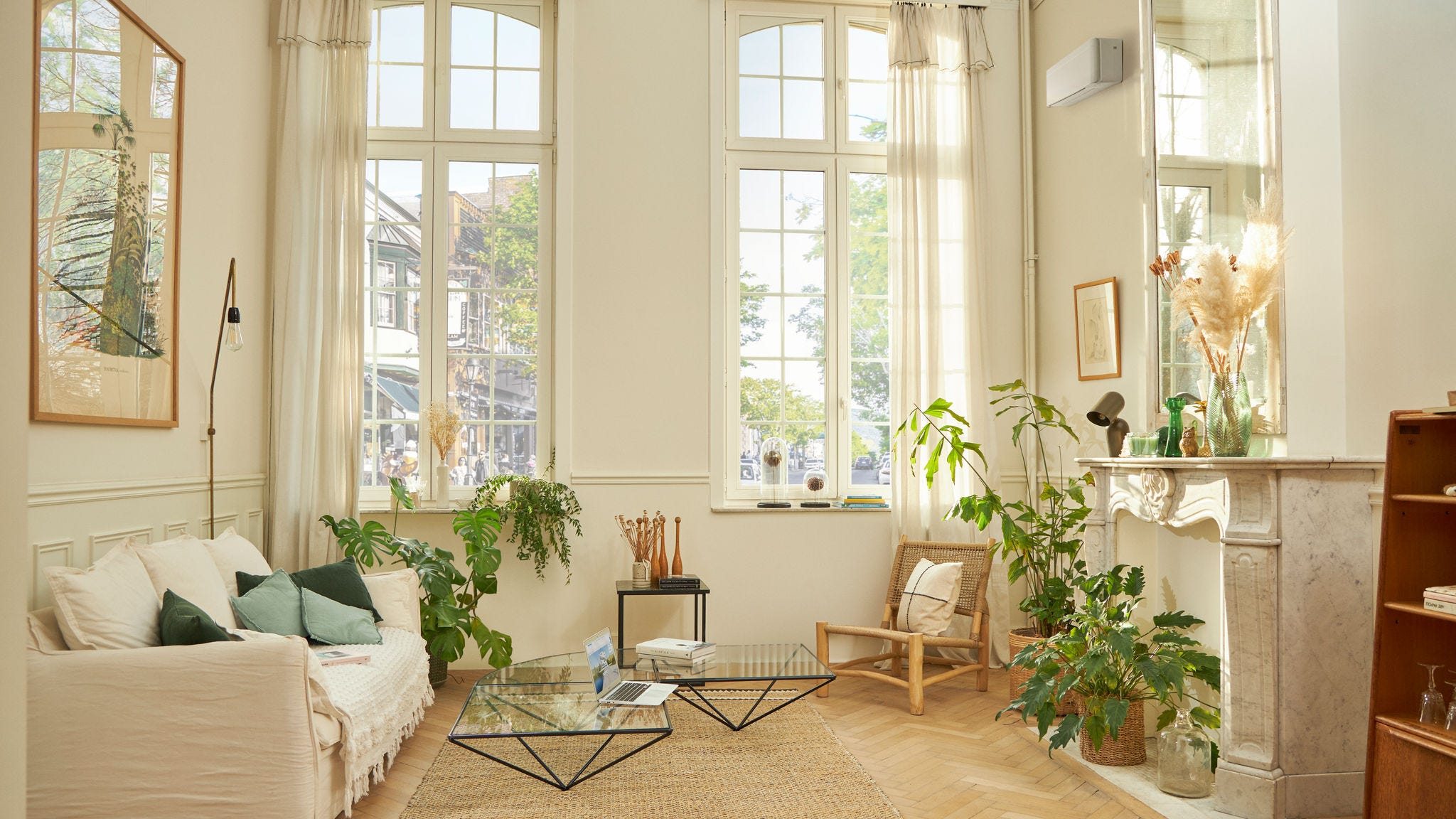 Прекрасно декорирана дневна соба со бел високоѕиден климатски систем