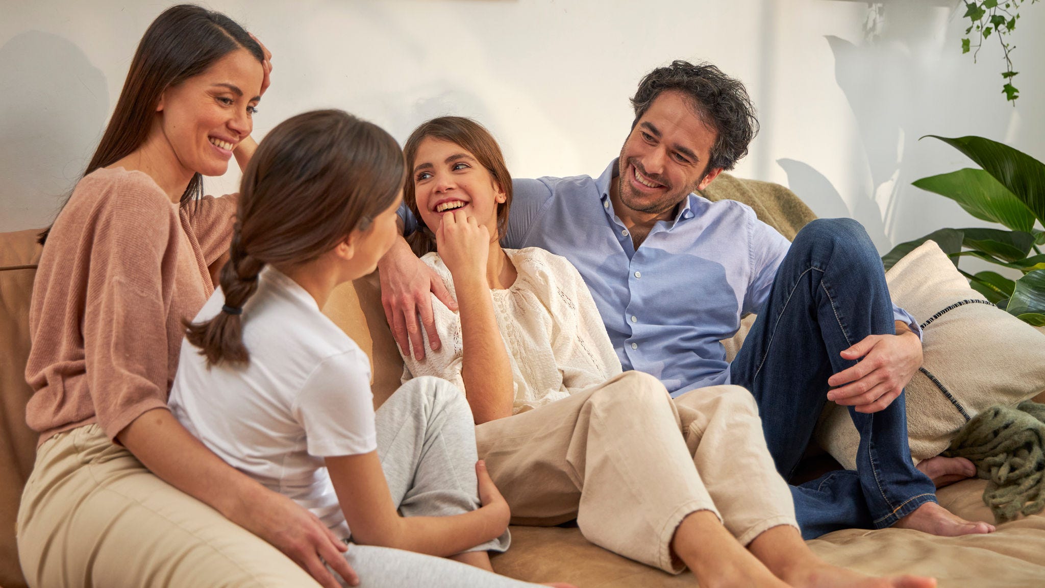 Семејство разговара на каучот