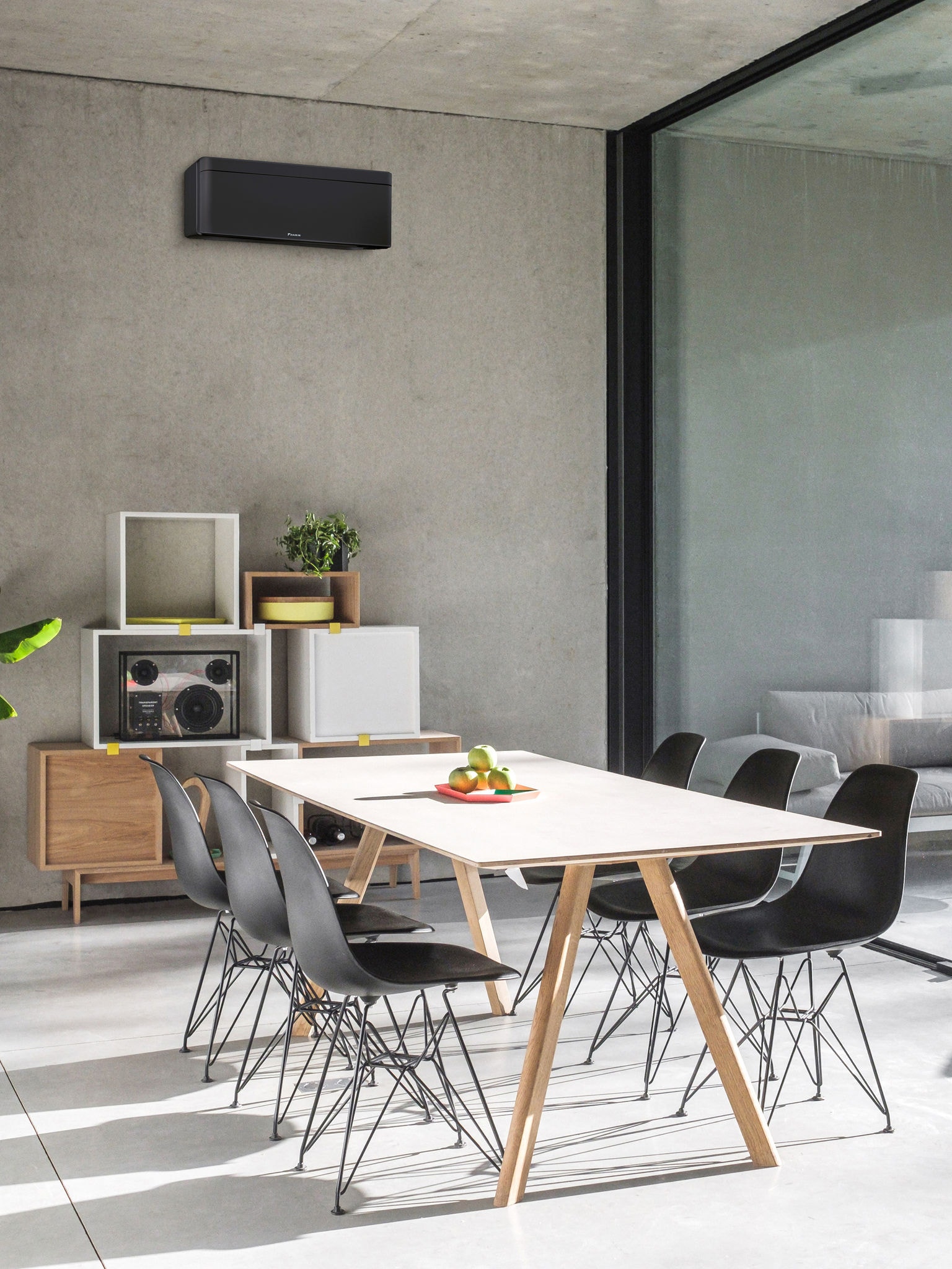 Трпезарија со голем прозорец и инсталирана високоѕидна топлинска пумпа воздух-воздух