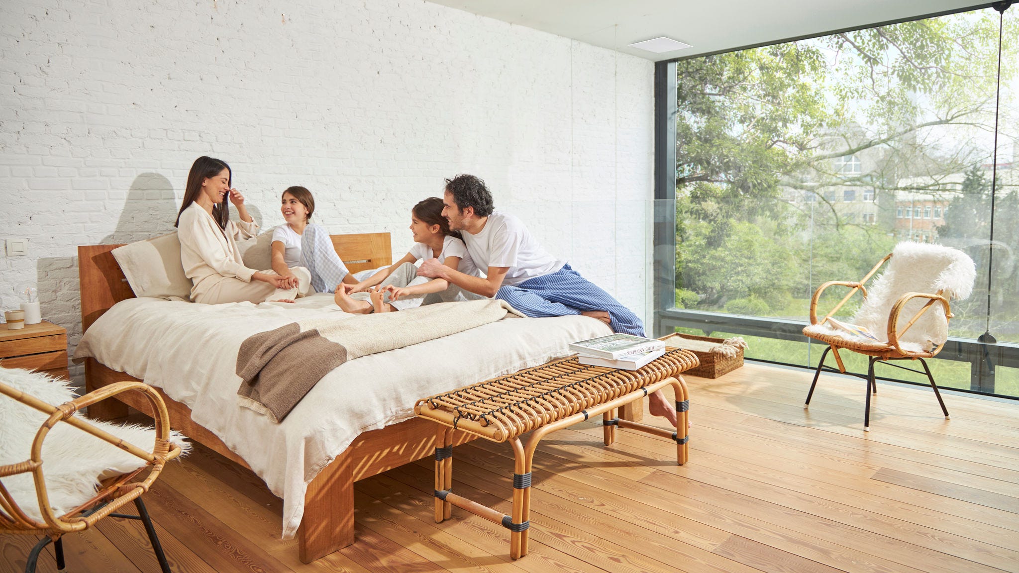 Четворочлено семејство ужива во добро проветрена спална