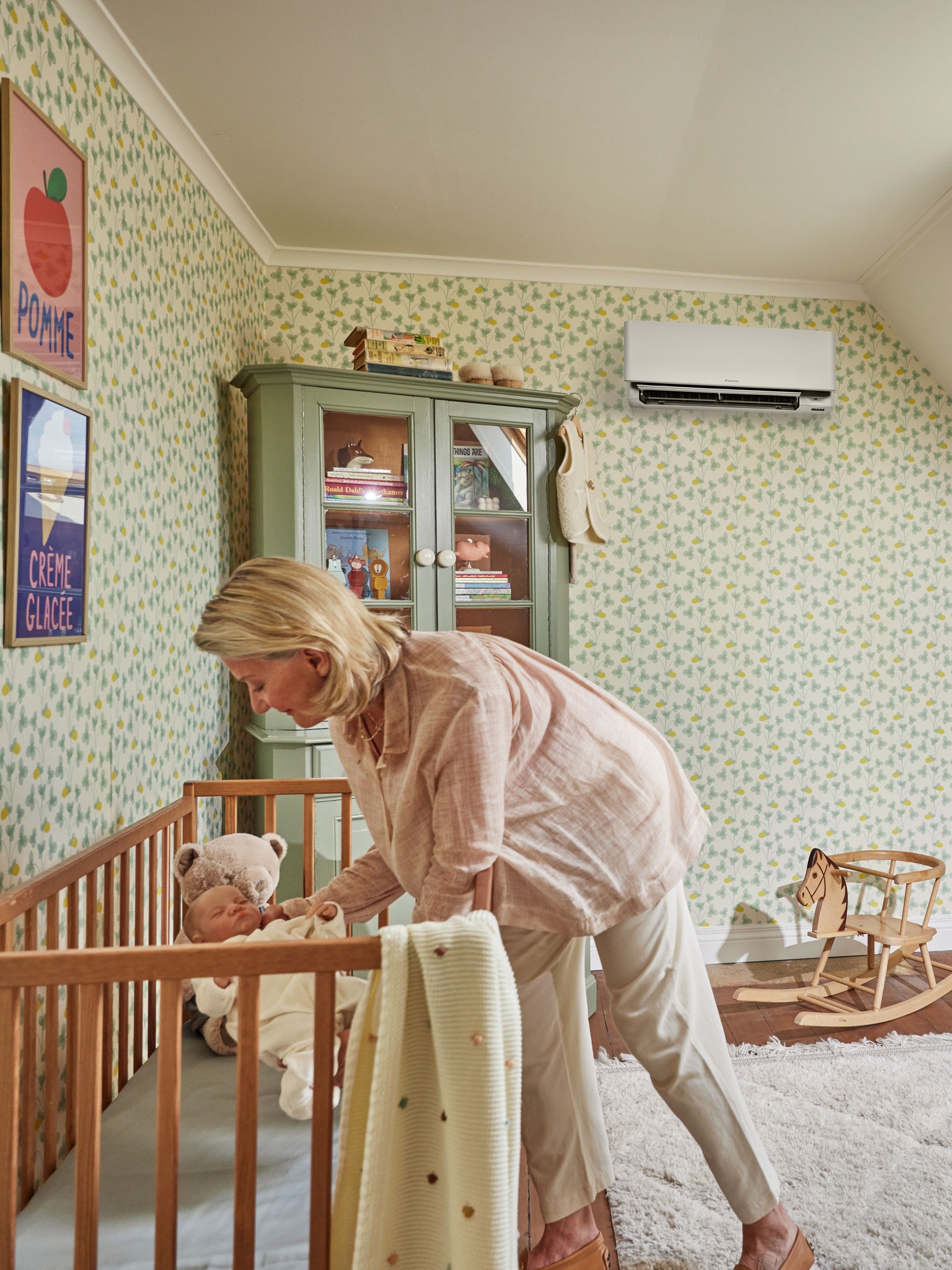 Мајка го заспива своето дете навечер