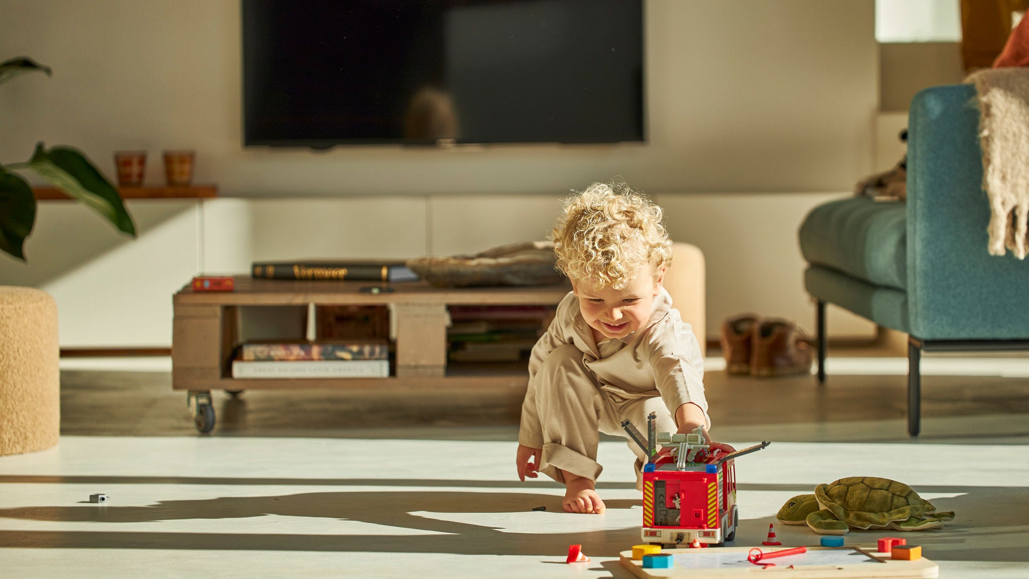 Дете кое си игра со својата играчка