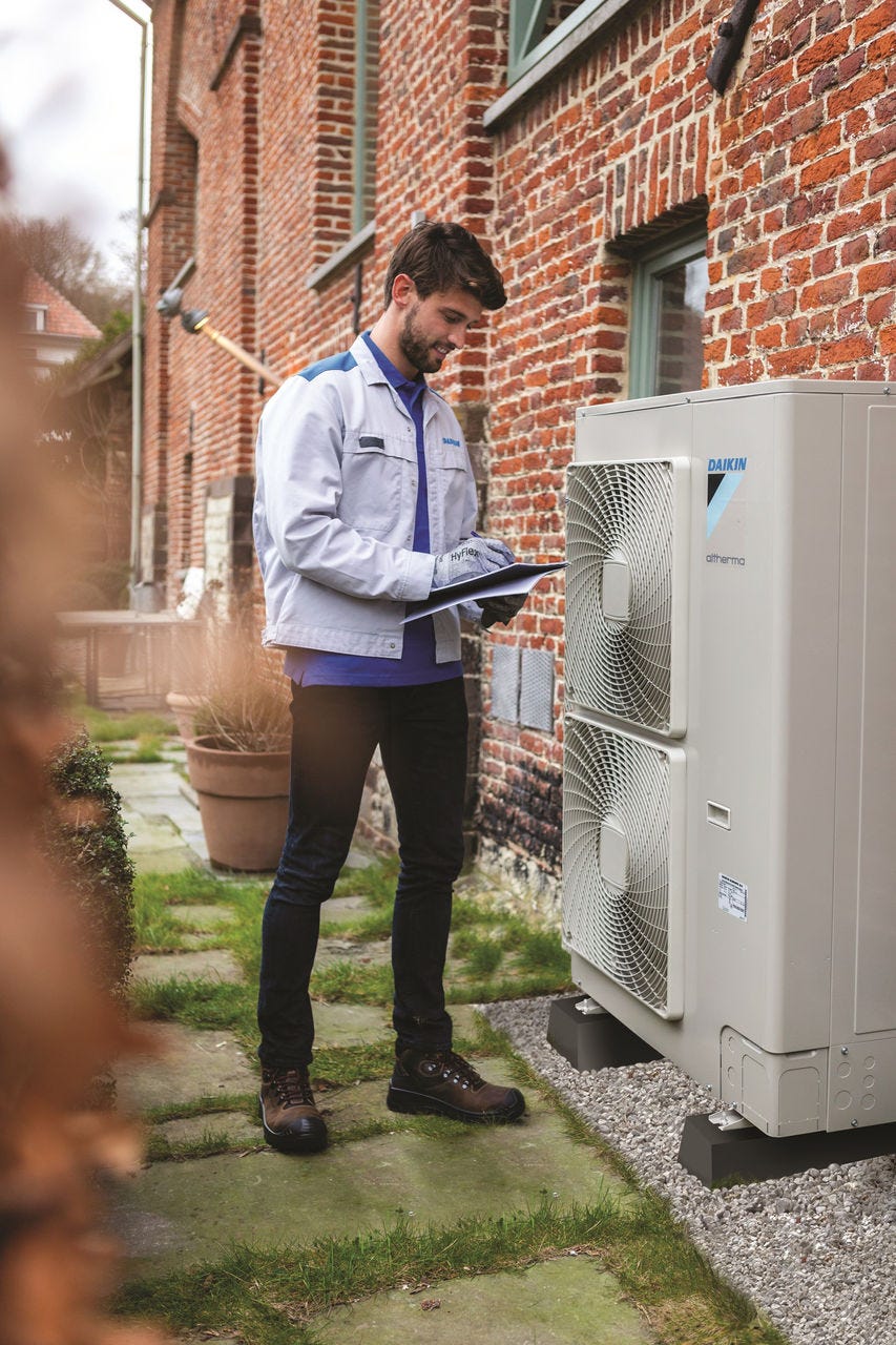 Човек инсталира надворешна единица