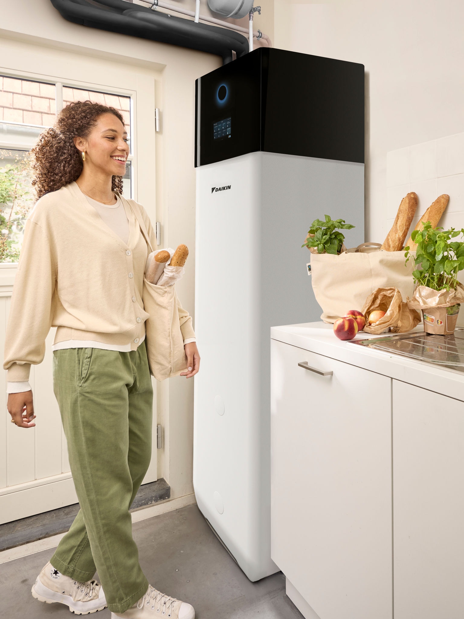 Жена се враќа дома од пазарење и носи кеси со прехранбени производи