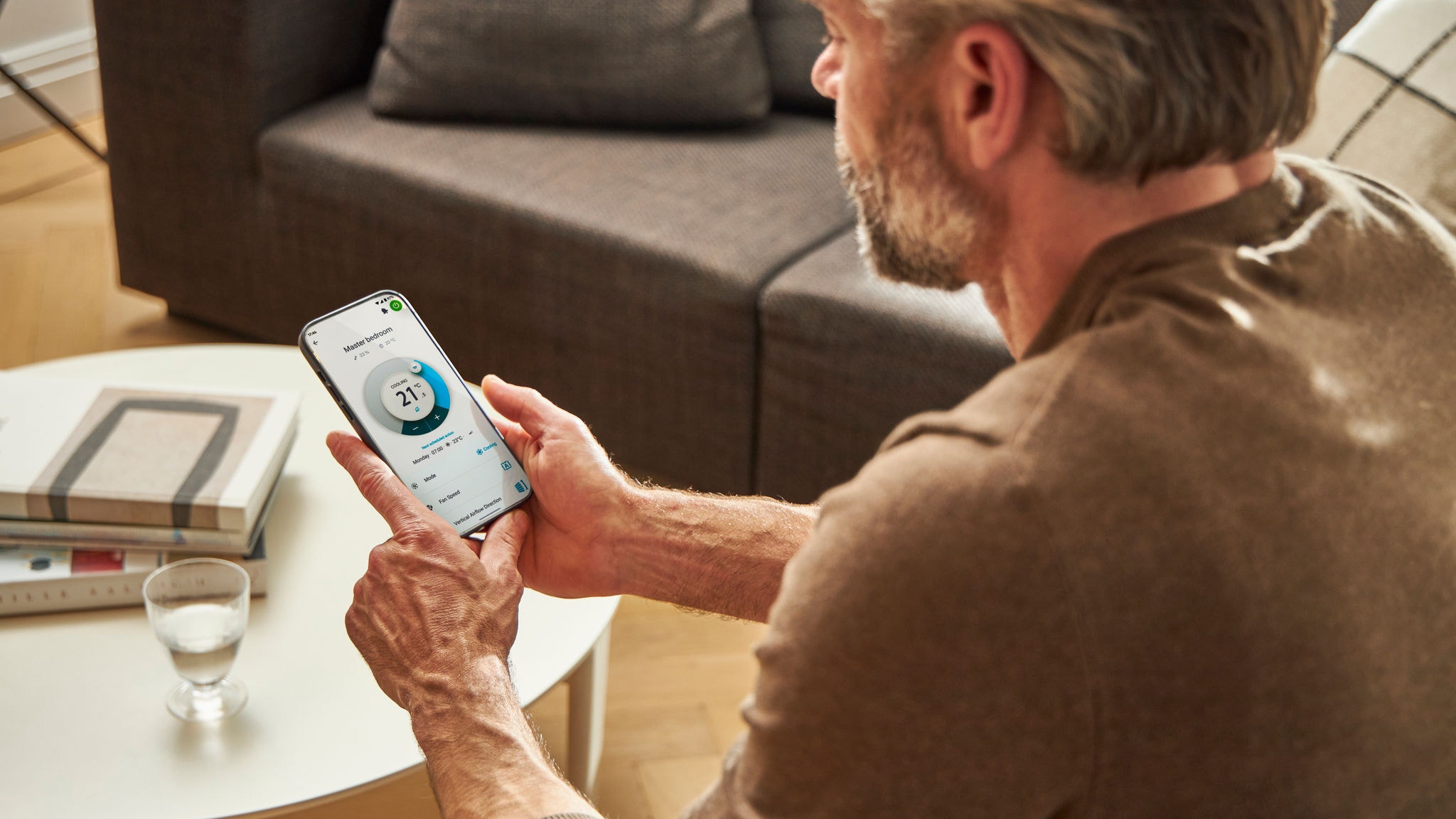 Човек ја користи апликацијата Onecta на својот паметен телефон