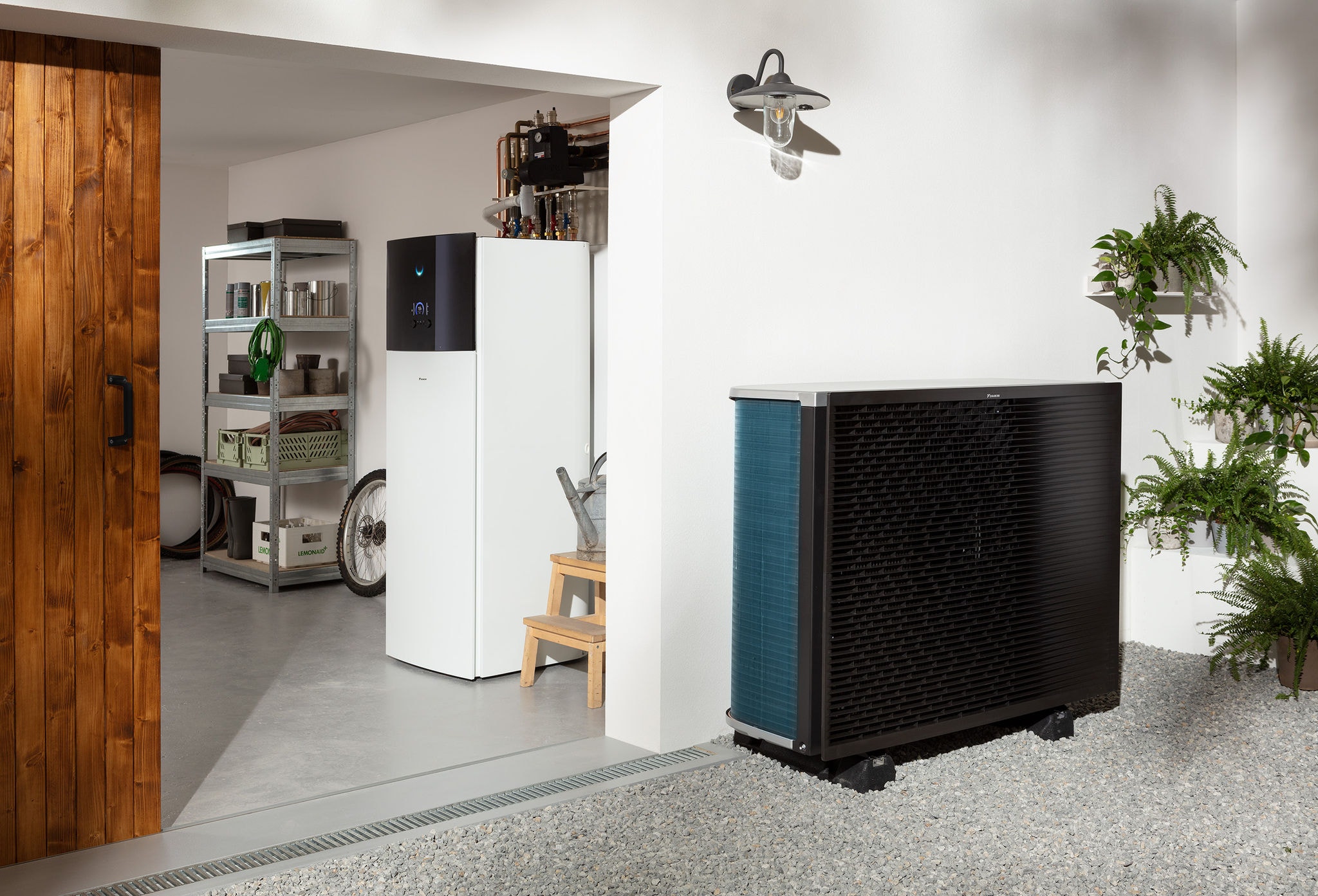 Топлинска пумпа Daikin Altherma инсталирана во просторија за складирање