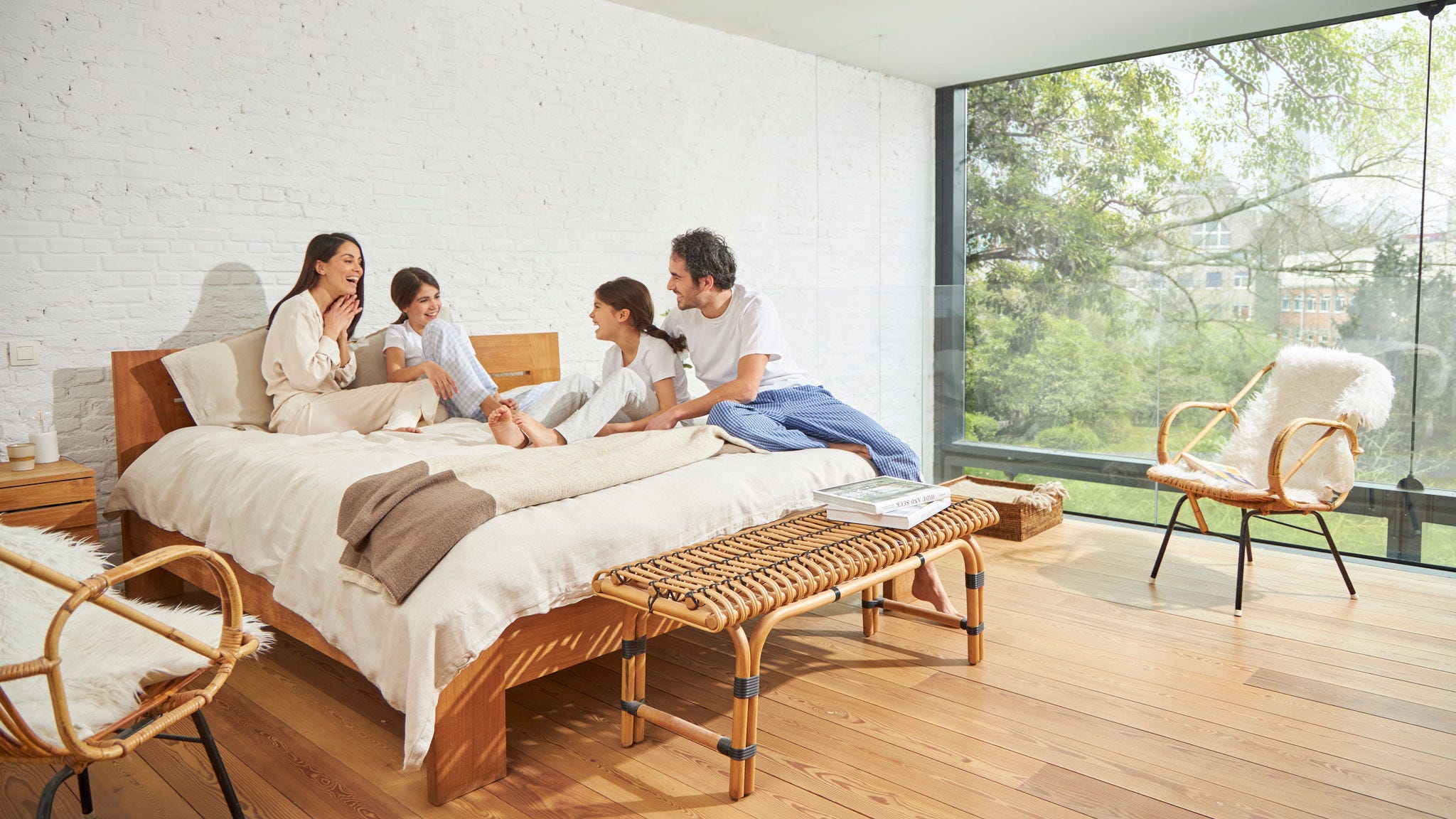 Четворочлено семејство ужива во свежиот воздух во дневната соба благодарение на вентилацијата