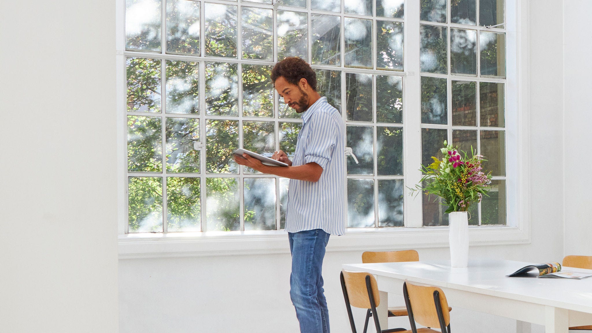 Човек истражува топлински пумпи Daikin за да го замени својот тековен систем за греење