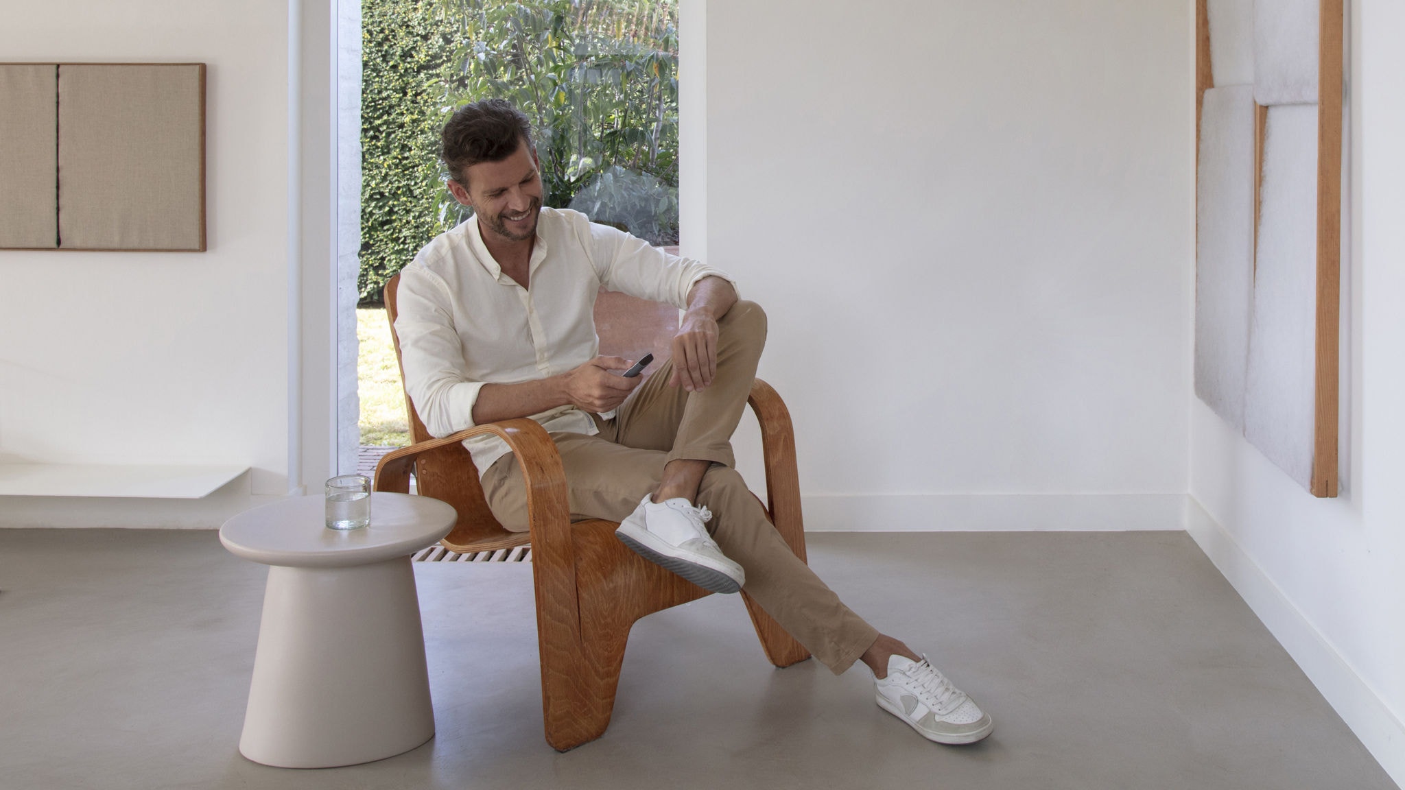 Човек одмора на стол во совршена климатизирана температура