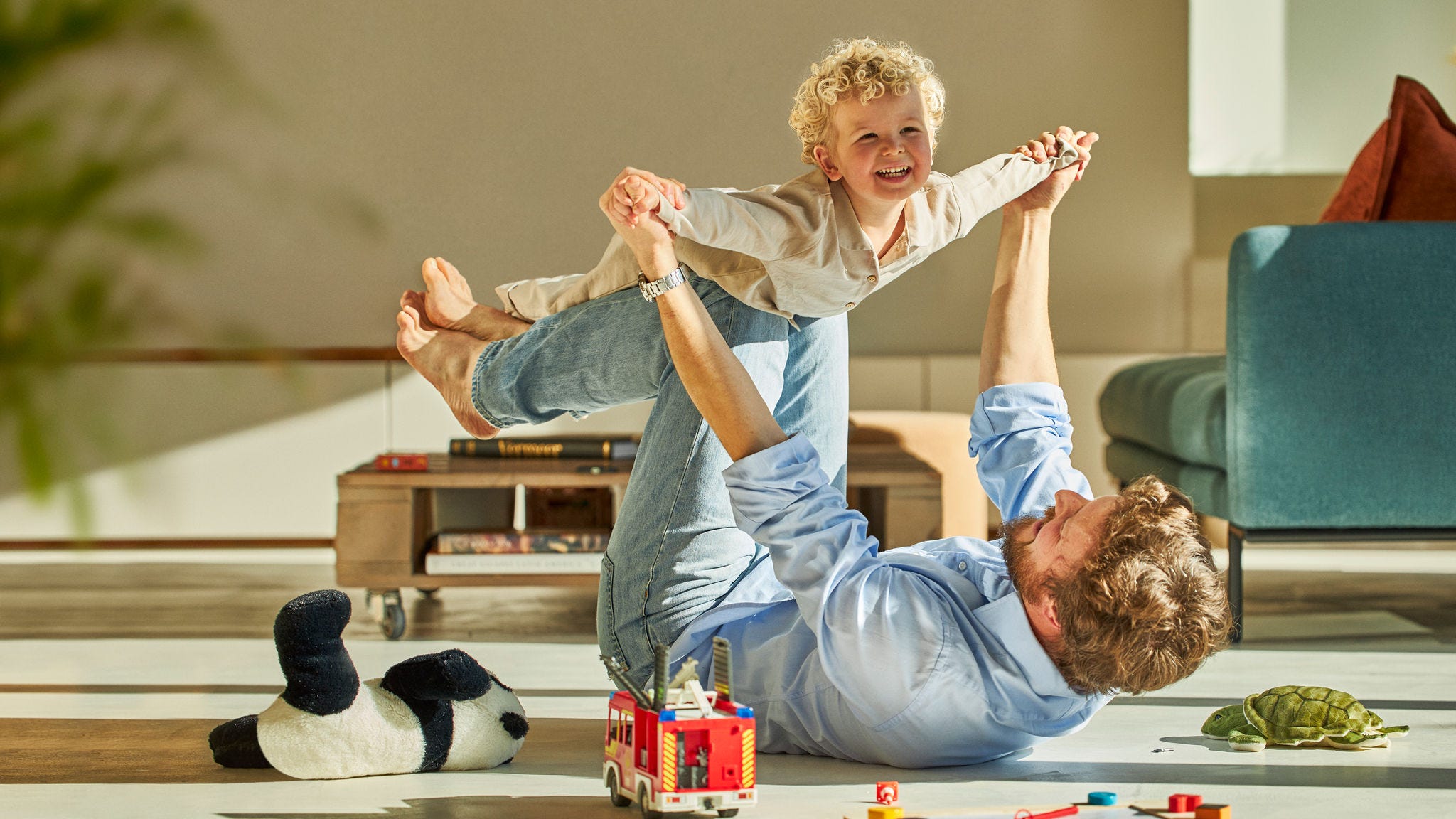Татко си игра со своето дете на подот