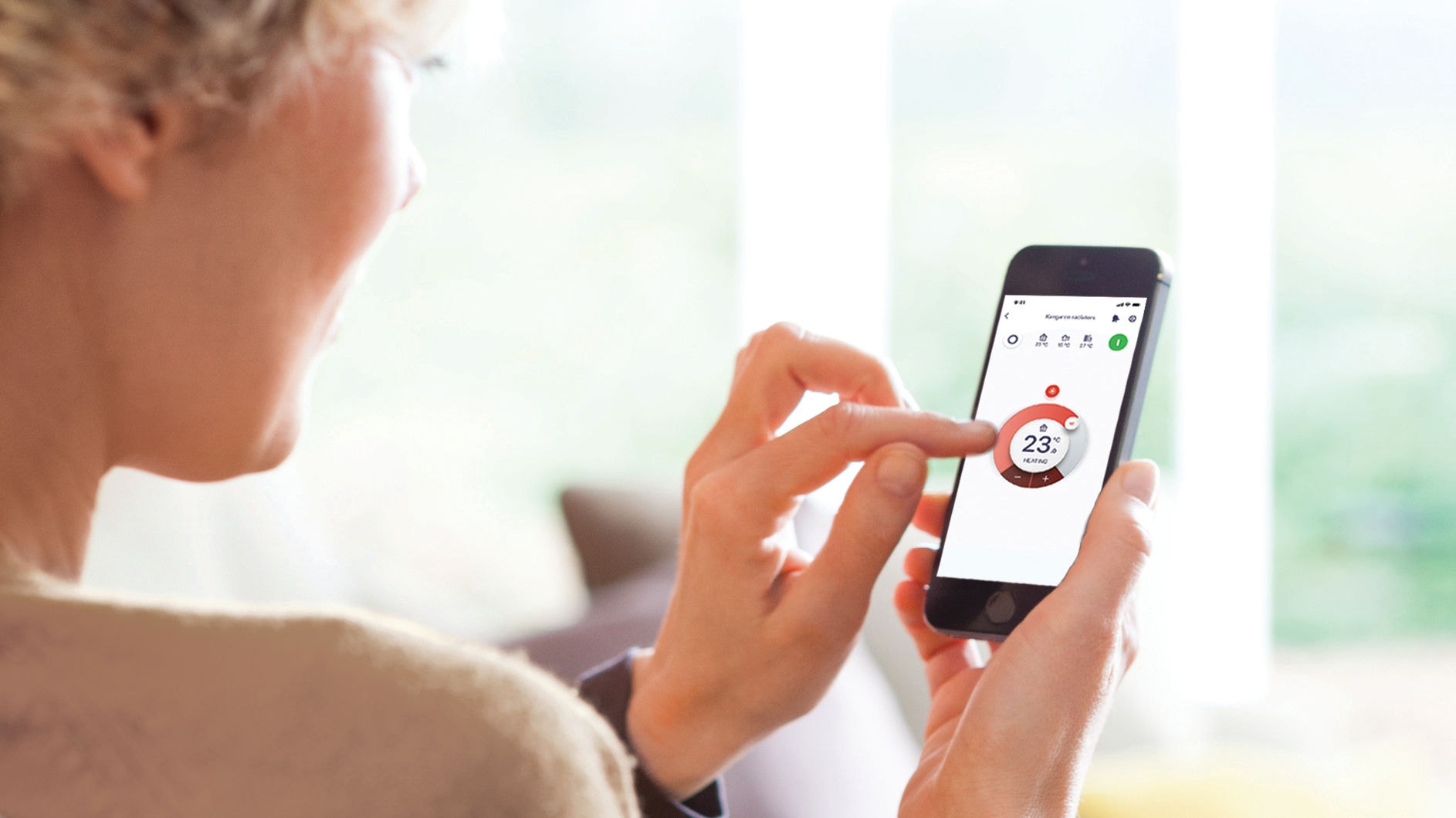 Жена користи апликација Onecta на својот паметен телефон