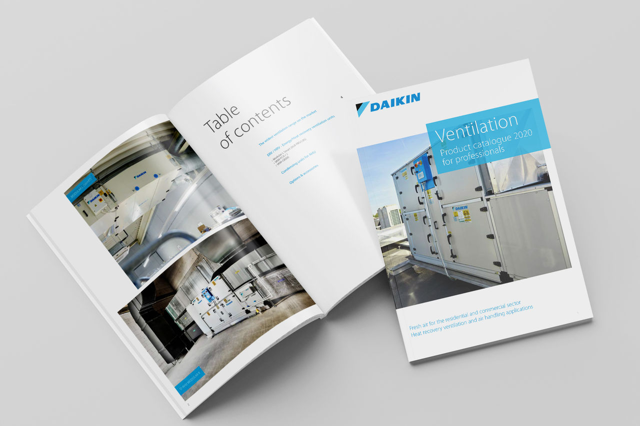 Каталози со производи на Daikin, отворени и затворени.