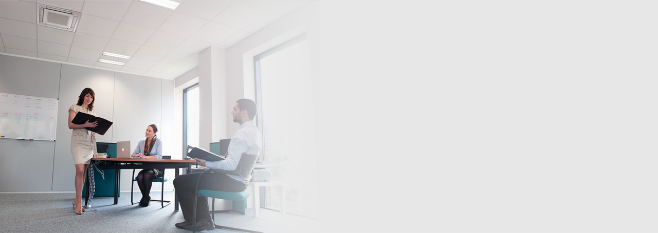 Три лица на состанок во канцеларија