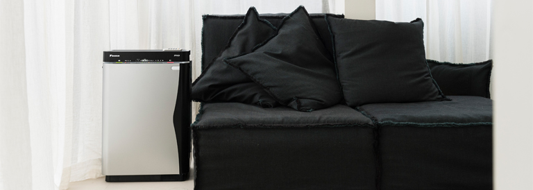 Nëna me vajzën duke fjetur