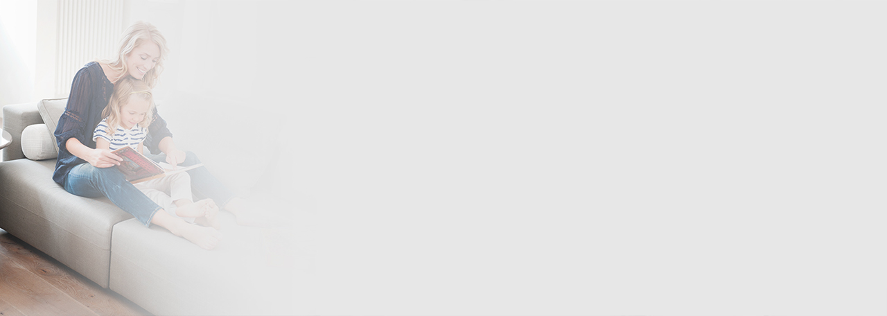 Babai me fëmijën në divan