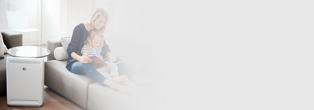 Babai me fëmijën në divan